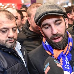 Otro escándalo de Arda Turan en Turquía: pegó a un cantante