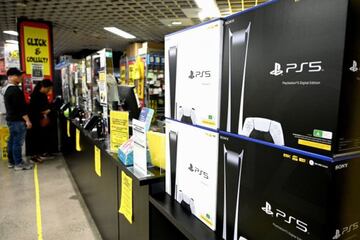 Algo tan com&uacute;n como ir a una tienda y llevarte una Xbox Series o una PS5 ser&aacute; imposible tambi&eacute;n durante &mdash;al menos&mdash; el primer tercio de 2022. Actualmente, la venta se rige a la distribuci&oacute;n por cadenas digitales, bajo reserva.