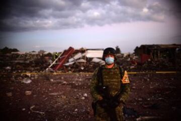 Un soldado mexicano con mascarilla por el aire tóxico