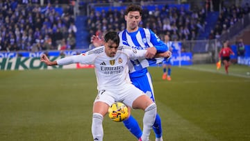 VITORIA (ÁLAVA), 14/12/2025.- El defensa del Real Madrid Raúl Asencio protege el balón ante el delantero del Alavés Lucas Boyé (detrás) durante el partido de la jornada 16 de LaLiga que Deportivo Alavés y Real Madrid disputan este domingo en el estadio de Mendizorrotza. EFE/L. Rico