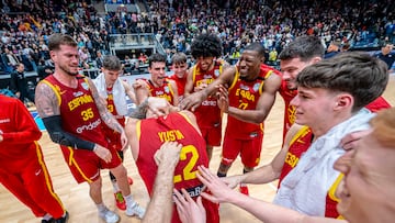 Santi Yusta, en el centro, manteado por sus compañeros de la Selección tras ganar a Eslovaquia.