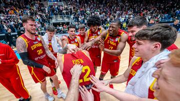 Santi Yusta, en el centro, manteado por sus compañeros de la Selección tras ganar a Eslovaquia.