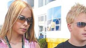 <b>PROBLEMAS CONYUGALES. </b>Se dice que Kimi sale tanto por los problemas con su mujer, Jenni Dahlman.