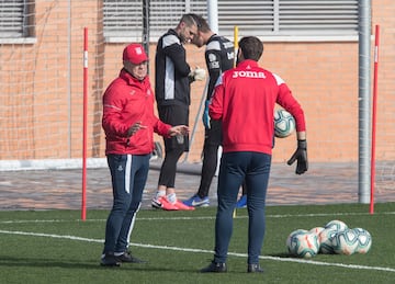 Aguirre charla con Ituarte (de espaldas) en un entrenamiento del Leganés a principios de febrero de 2020. 