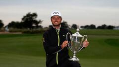 El canadiense Adam Svensson posa con el trofeo de campeón del RSM Classic en el Sea Island Resort Seaside Course de St Simons Island, Georgia.