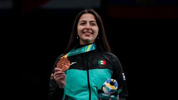 EVE4256. SANTIAGO (CHILE), 31/10/2023.- Julieta Toledo de México posa con la medalla de bronce en el podio de sable femenino hoy, durante los Juegos Panamericanos 2023 en Santiago (Chile). EFE/ Ailen Díaz
