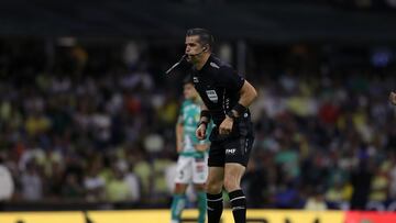 MEX1093. CIUDAD DE MÉXICO (MÉXICO), 01/04/2023.- El arbitro central Fernando Hernández en acción, durante un juego de la jornada 13 del torneo Clausura 2023 del fútbol mexicano hoy, en el estadio Azteca de Ciudad de México (México). EFE/Sáshenka Gutiérrez
