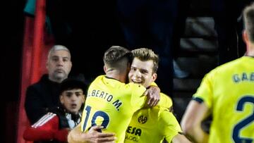 GRANADA, 30/10/2023.- El delantero del Villarreal Alexander Sörloth celebra con Alberto Moreno (i) tras marcar el tercer gol ante el Granada, durante el partido de Primera División que Granada CF y Villarreal CF disputan hoy lunes en el estadio Nuevo Los Cármenes. EFE/Miguel Ángel Molina