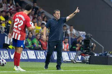 Sergio González, entrenador del Cádiz, se dirige a sus jugadores.