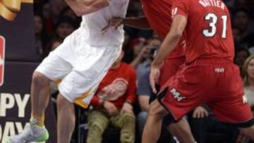 El jugador de Los Angeles Lakers, Pau Gasol (i), disputa un balón con los jugadores de Miami Heat, Chris Bosh (c) y Shane Battier (d)