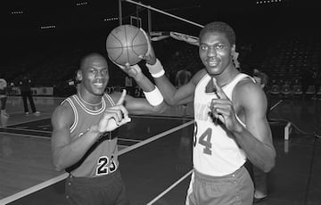 Michael Jordan de los Chicago Bulls y Akeem Olajuwon de los Houston Rockets. Ambos jugadores salieron del Draft de la NBA de 1984. El jugador de los Rockets en el pick nº1 y Jordan en el pick nº3.