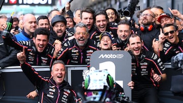 Bezzecchi logra la primera victoria de la temporada para Aprilia en MotoGP.