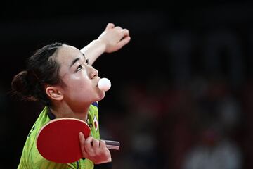 Mima Ito sirve a Sun Yingsha durante las semifinales de tenis de mesa femenino. 