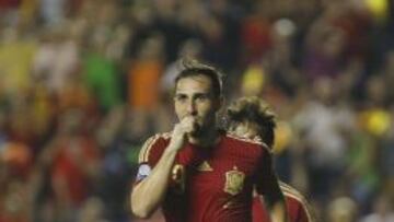 Paco Alc&aacute;cer festeja su gol con Espa&ntilde;a.