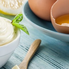 Prueba la mayonesa por primera vez a los 24 años; se la echa a unas patatas y casi acaba en tragedia: “Le doy un dos”