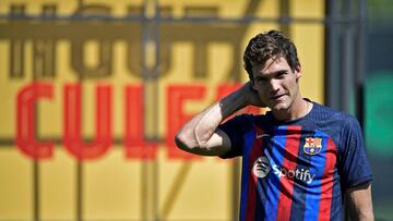 Soccer Football - Champions League - FC Barcelona unveil Marcos Alonso - Ciutat Esportiva Joan Gamper, Barcelona, Spain - September 6, 2022  New FC Barcelona player Marcos Alonso during the presentation REUTERS/Pablo Morano