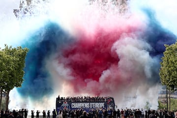 Los parisinos celebran por todo lo alto la Champions del PSG. Cientos de personas esperan el autobús de su equipo para festejar con ellos su primera Champions League.