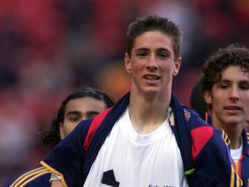 En mayo de 2001 el delantero madrileño (17 años), fue uno de los protagonistas de la victoria de España en el Europeo Sub-16. Además de ser campeón, también fue el máximo goleador y el mejor jugador del torneo. 
