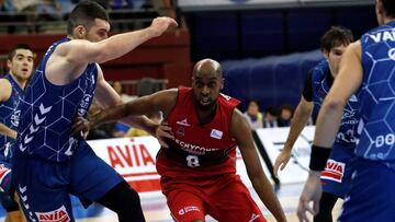 GRAF5870. SAN SEBASTIÁN, 26/01/2019.- El pívot georgiano del Delteco GBC, Beqa Burjanadze (i), defiende ante Johnny Berhanemeskel (c), escolta canadiense del Zaragoza, durante el partido de la jornada 18 de la Liga ACB de baloncesto que han disputado este sábado el Delteco GBC y el Zaragoza en la plaza de toros de Illumbe de San Sebastián. EFE/Javier Etxezarreta