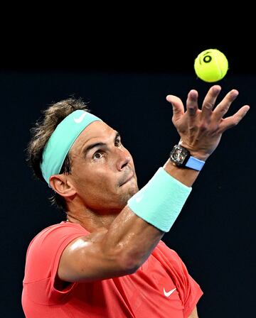 Nadal ante Thiem, sac¨® bien (solo perdi¨® seis puntos con su servicio), el drive le funcion¨® como en sus mejores ¨¦pocas y fue capaz de ajustar la posici¨®n al resto para encontrar los quiebres de un rival que se estaba manejando con seguridad en sus turnos de saque.