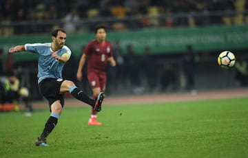 El capitán del Atlético hizo historia con Uruguay. Primero jugó en la victoria frente a Uzbekistán y después volvió a actuar de inicio en la final de la China Cup frente a Tailandia. Con ello se convirtió en el jugador charrúa con más internacionalidades (126).  133'.