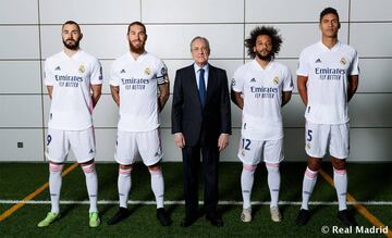 Florentino Pérez, presidente del Real Madrid, junto a los capitanes Sergio Ramos y Marcelo, Varane y Karim Benzema. 