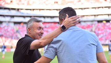 Dominic Torrent head coach of San Luis and Arturo Ortega head coach of Sguadalajara during the 17th round match between Guadalajara and Atletico San Luis as part of the Liga BBVA MX, Torneo Apertura 2024 at Akron Stadium on November 09, 2024 in Guadalajara, Jalisco, Mexico.