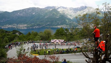 El pelot&oacute;n rueda durante la decimoquinta etapa del Giro de Italia entre Ivrea y Como.