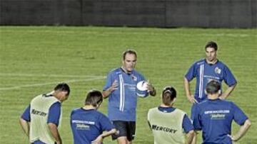 <b>ÚLTIMOS DETALLES. </b>Víctor Fernández da instrucciones a Oliveira, Celades, Sergio García, Cuartero y Óscar en la sesión de ayer en Salónica