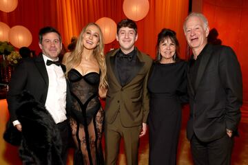 Chris Convy, Nikki Glaser, Alex Edelman, Patty Smyth y John McEnroe durante la fiesta de los Oscar 2025 de Vanity Fair celebrada en Beverly Hills.