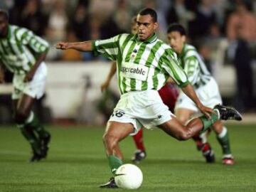 Denilson: Cuando el brasileño llegó al Betis, fue un golpe al mercado por una suma récord de la época (1998), más de 30 millones de euros y se esperaba que fuera la estrella de la liga española, pero fue un rotundo fracaso. Así deambuló después por el fútbol francés, estadounidense y árabe, además de volver un par de veces a su país. Nunca pudo explotar su potencial.