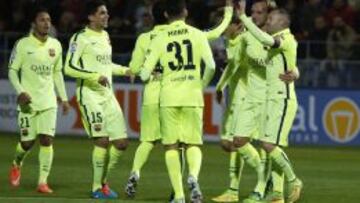 Los jugadores del Barcelona celebran los goles en El Alcoraz.
