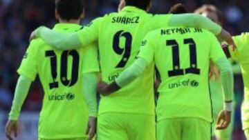 Luis Su&aacute;rez celebra con Messi y Neymar su tanto ante el Granada.