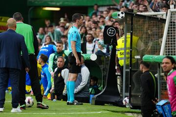 Galech Apezteguía se apoyó en el VAR para anular el gol de Andrés Martín.