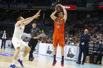 Formado en la cantera del Manresa e íntimo amigo de Sergio Llull, el capitán del Valencia lleva once temporadas en el equipo taronja. El escolta, que es el máximo anotador en la historia del Valencia Basket en la Liga Endesa, ha ganado en la capital del T