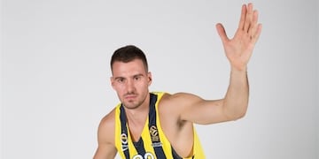 Uno de los blancos favoritos de las broncas de Obradovic. Muy completo en ambos aros, selecciona bien sus tiros y firma grandes porcentajes desde todas las distancias. Carga bien el rebote ofensivo, pero debe mejorar en las pérdidas. Una de las promesas d