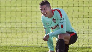 POR01 OEIRAS (PORTUGAL) 05/10/2017.- Cristiano Ronaldo participa en un entrenamiento de la selección de fútbol de Portugal celebrado en Oeiras, cerca de Lisboa, Portugal, hoy 5 de octubre de 2017. Portugal se enfrentará a Andorra y Suiza en la fase clasificatoria del Mundial de Rusia 2018 los días 7 y 10 de octubre, respectivamente. EFE/Jose Sena Goulao