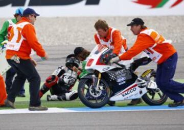 El piloto español Juanfran Guevara se cae en la carrera de Moto3.