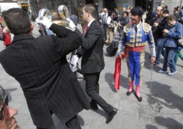 Los seguidores del Chelsea inundaron las calles del centro de Madrid, disfrutando del buen tiempo.