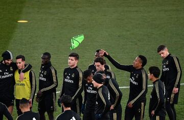 Real Madrid's players attend a public training session at the Ciudad Real Madrid training ground in Valdebebas, Madrid, on December 30, 2019. (Photo by OSCAR DEL POZO / AFP)