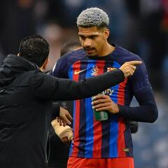 Xavi reserva a Araújo y Frenkie