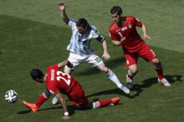  Mehrdad Pooladi y Hugo Campagnaro durante el partido Argentina-Irán, del Grupo F del Mundial de Fútbol de Brasil 2014, que se disputa en el Estadio Mineirão.