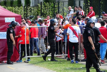 La CONMEBOL decidió aplazar un día la final después del apedreamiento del bus de Boca por parte de los hinchas de River. 