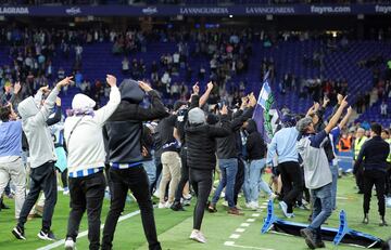 Invasión de campo de los seguidores del Espanyol cuando los jugadores del Barcelona celebraban el campeonato liguero.