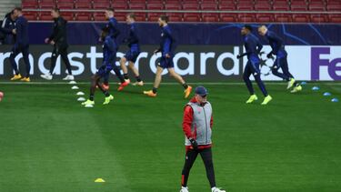 El entrenador del Slovan de Bratislava, Vladimír Weiss, dirige el entrenamiento del equipo en la víspera del partido de Liga de Campeones que disputarán ante el Atlético de Madrid, este martes en el estadio Metropolitano. El Slovan, uno de los más flojos del torneo.