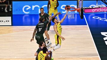 Espectacular canasta de Hannah tras superar a Yhomas.