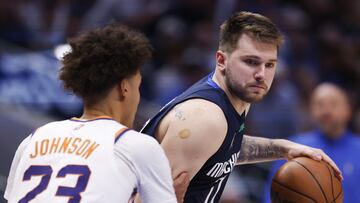 DALLAS, TEXAS - MAY 12: Luka Doncic #77 of the Dallas Mavericks dribbles the ball downcourt against Cameron Johnson #23 of the Phoenix Suns in the fourth quarter of Game Six of the 2022 NBA Playoffs Western Conference Semifinals at American Airlines Center on May 12, 2022 in Dallas, Texas. NOTE TO USER: User expressly acknowledges and agrees that, by downloading and/or using this photograph, User is consenting to the terms and conditions of the Getty Images License Agreement.   Ron Jenkins/Getty Images/AFP
== FOR NEWSPAPERS, INTERNET, TELCOS & TELEVISION USE ONLY ==