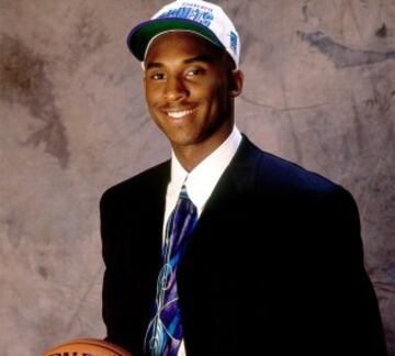 Uno de los casos más recordados: Kobe fue número 13 en 1996 y los Hornets le eligieron pero le enviaron al momento a los Lakers a cambio de Vlade Divac. Los Lakers querían a Kobe y tenían cerrado el acuerdo con Charlotte. Minutos ante de que los de Carolina eligieran, les dieron el nombre del jugador que querían para darles a Divac. Era Kobe Bryant. El resto es historia de la NBA.