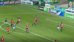 El remate que pudo hacer héroe a Kuscevic en el clásico de Brasil