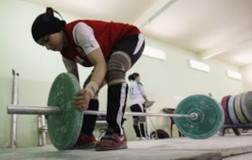 En Sadr City, un barrio chiíta de la capital iraquí, Bagdad, ocho mujeres se preparán para ser las primeras mujeres del equipo de halterofilia femenino de Irak, y conseguir medallas para su país. El equipo de halterofilia femenina representará a Irak en el Campeonato de Asia en Qatar.